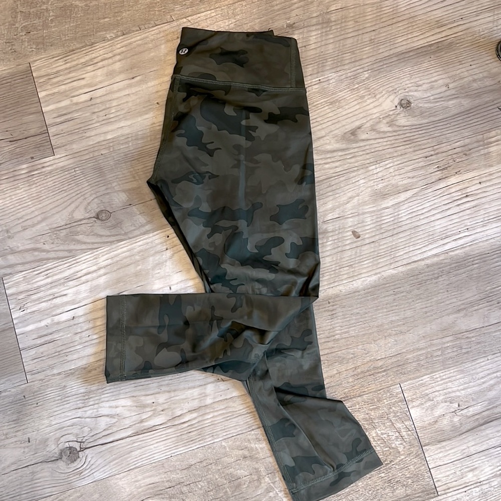 Lululemon camo wunder under crops Luxtreme